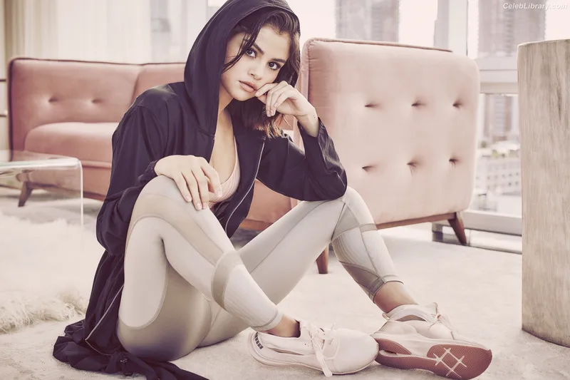 Selena Gomez photo 15 of 3523
