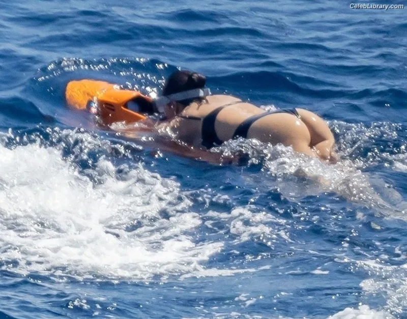 Selena Gomez photo 16 of 3523