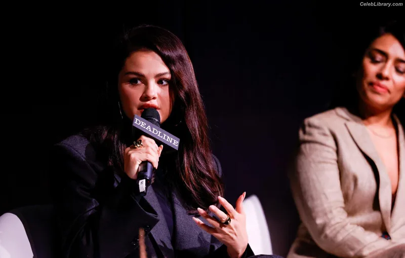 Selena Gomez photo 23 of 3523
