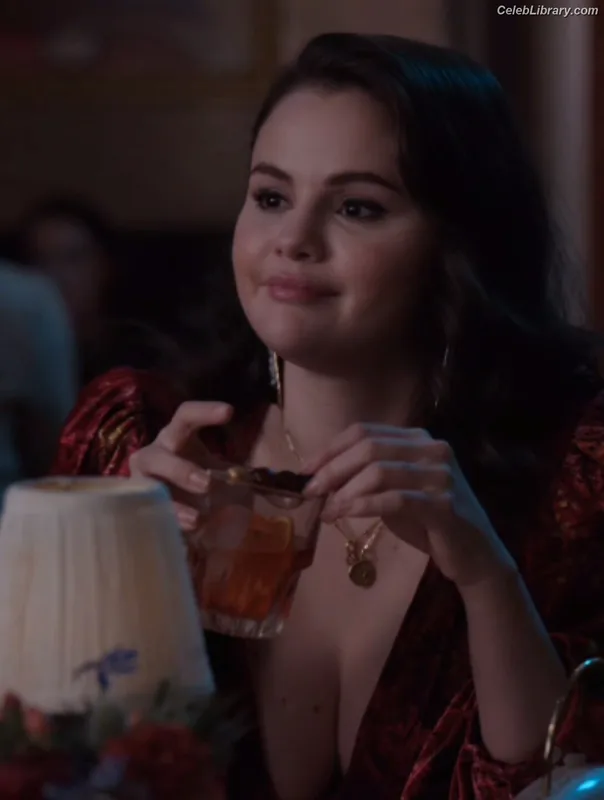 Selena Gomez photo 2 of 3523