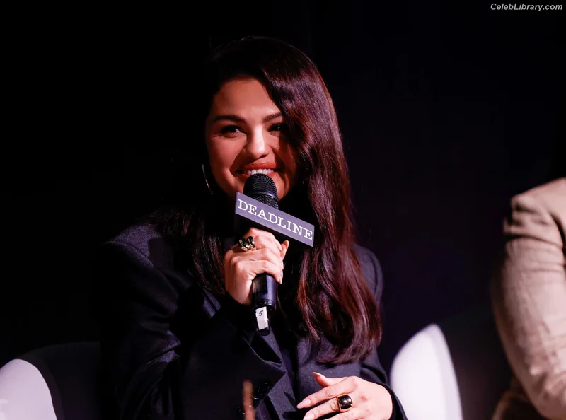 Selena Gomez photo 3 of 3523
