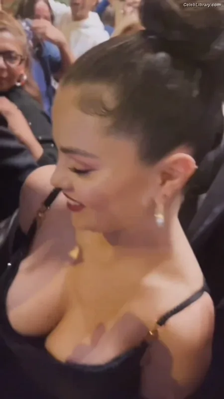 Selena Gomez photo 4 of 3523