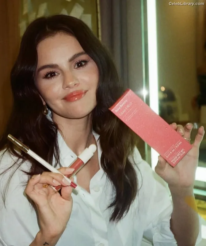 Selena Gomez photo 10 of 3523