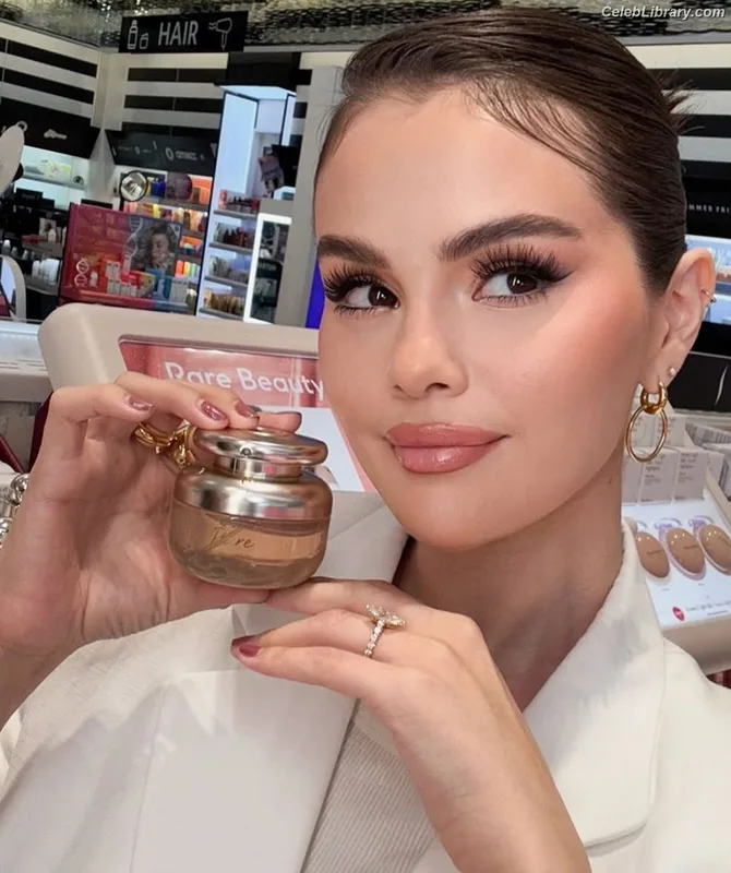 Selena Gomez photo 11 of 3523