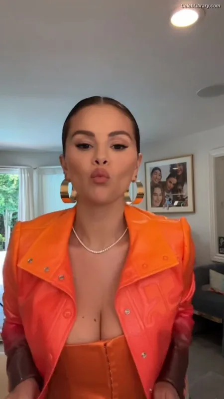 Selena Gomez photo 16 of 3523