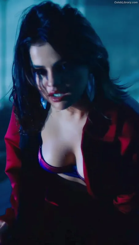 Selena Gomez photo 18 of 3523