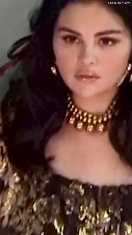 Selena Gomez photo 23 of 3523