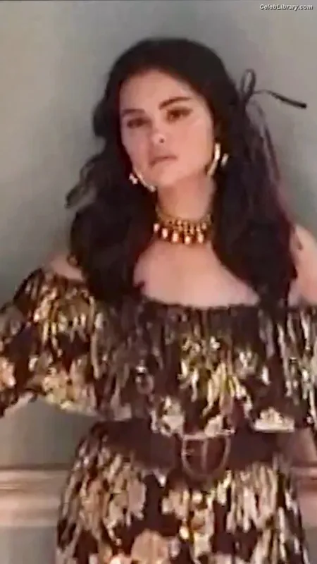 Selena Gomez photo 2 of 3523