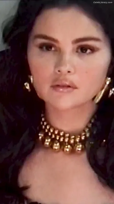 Selena Gomez photo 4 of 3523