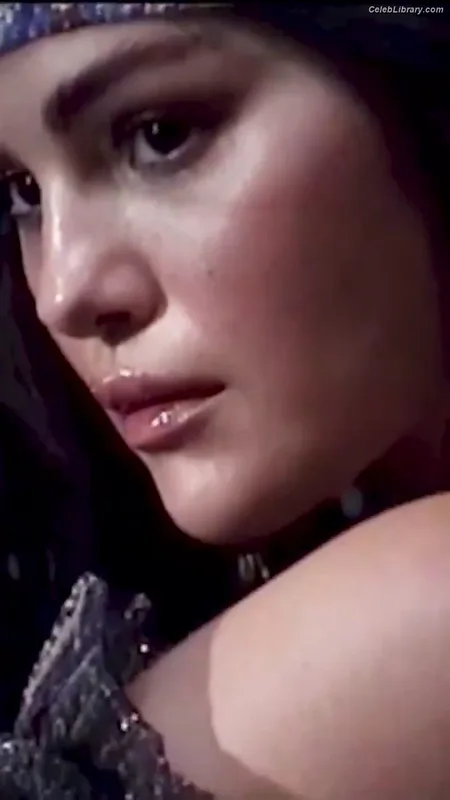 Selena Gomez photo 12 of 3523