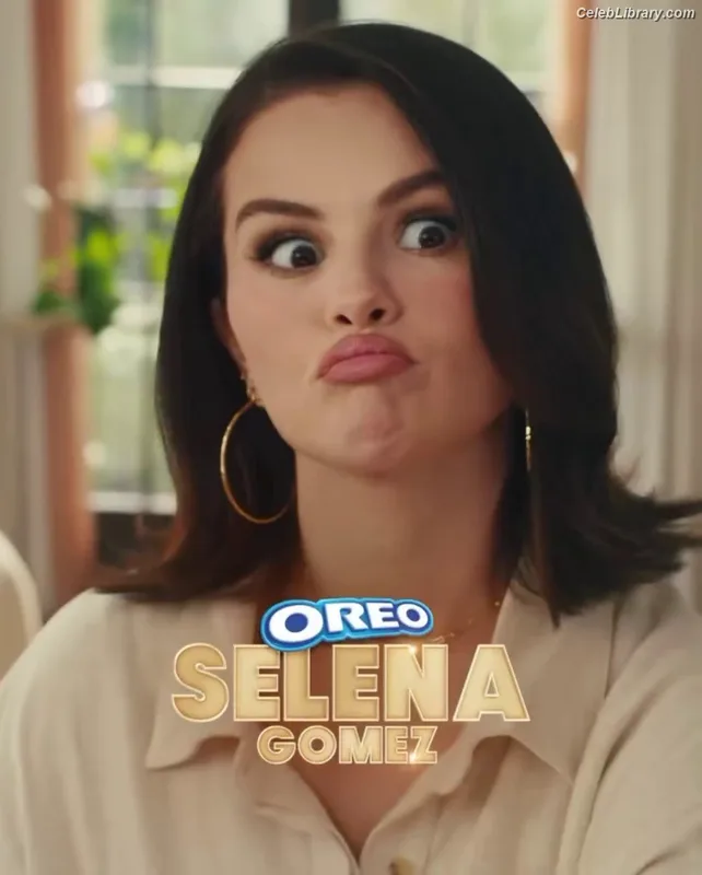 Selena Gomez photo 20 of 3523