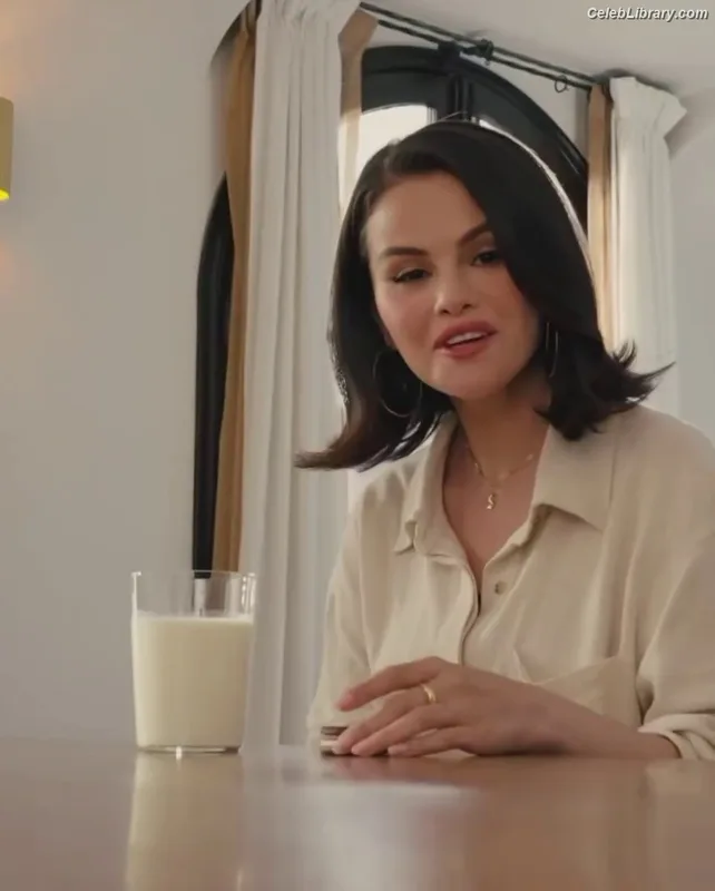 Selena Gomez photo 23 of 3523