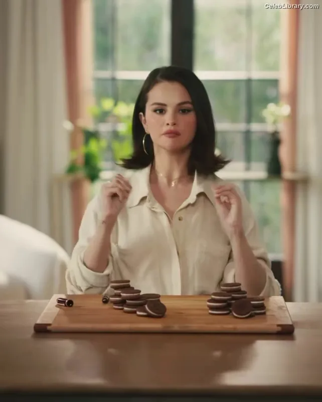 Selena Gomez photo 24 of 3523