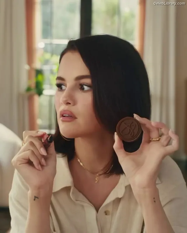 Selena Gomez photo 1 of 3523