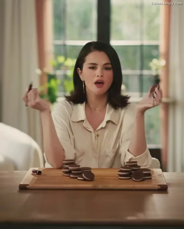 Selena Gomez photo 2 of 3523