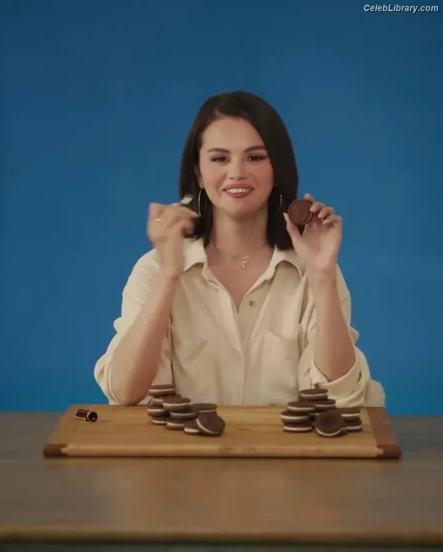Selena Gomez photo 3 of 3523