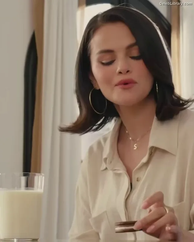 Selena Gomez photo 5 of 3523
