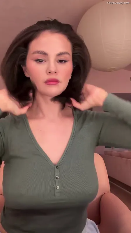 Selena Gomez photo 22 of 3523