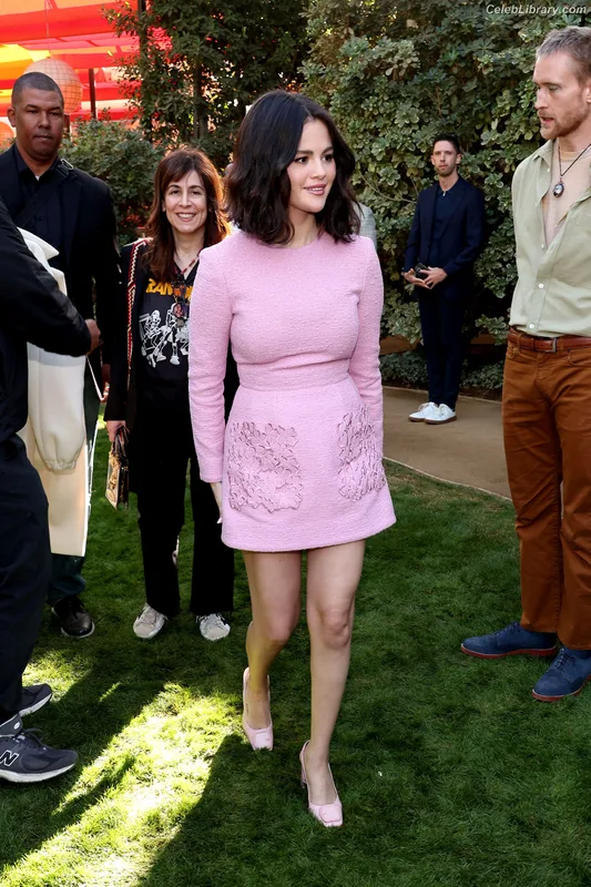 Selena Gomez photo 19 of 3523