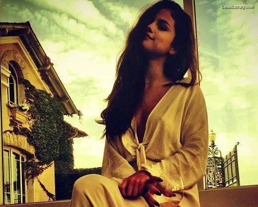 Selena Gomez photo 8 of 3523