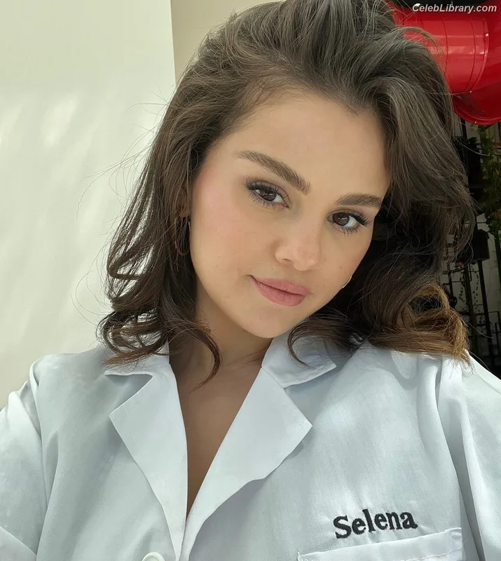 Selena Gomez photo 13 of 3523