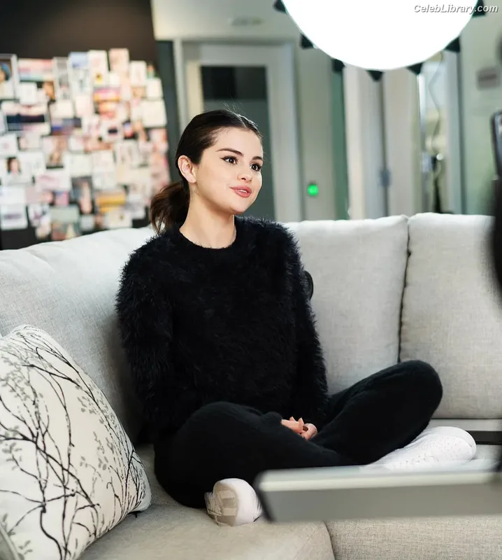 Selena Gomez photo 15 of 3523