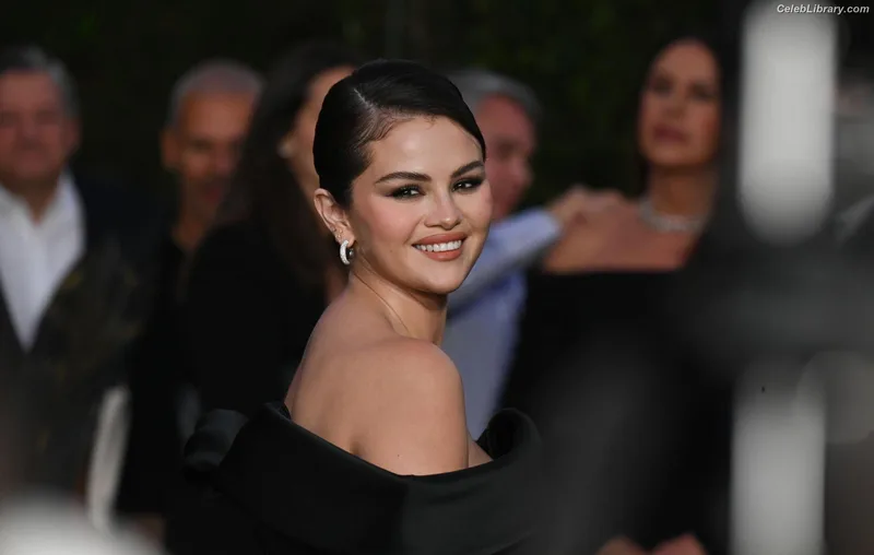 Selena Gomez photo 3 of 3523