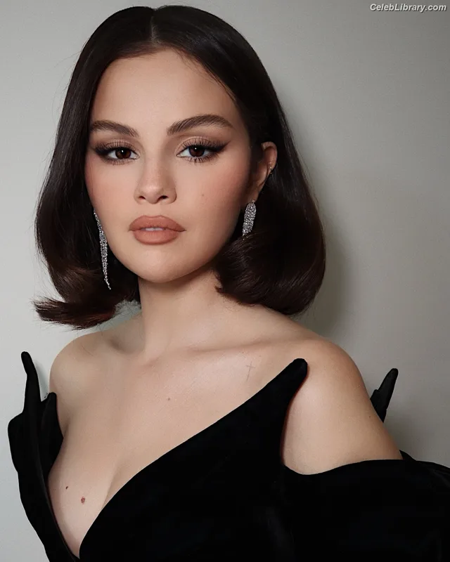 Selena Gomez photo 6 of 3523