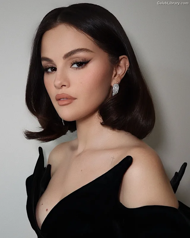 Selena Gomez photo 7 of 3523
