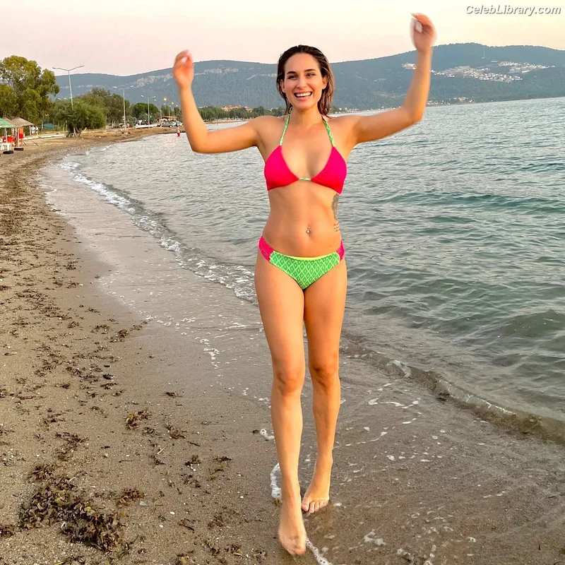 Sema Aydemir photo 8 of 38