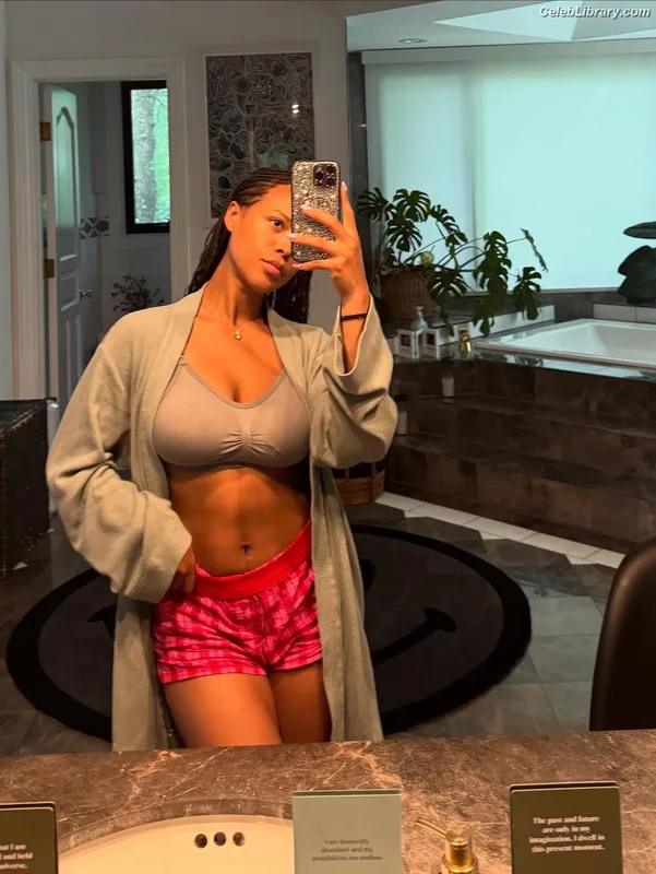 Serayah photo 12 of 16