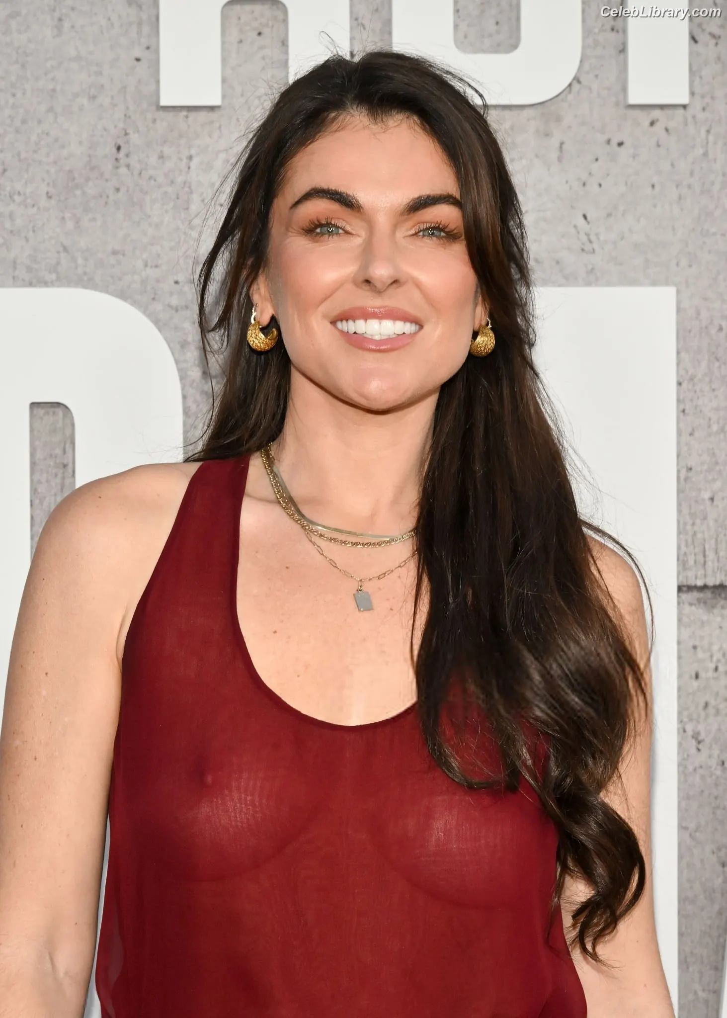 Serinda Swan photo 22 of 201