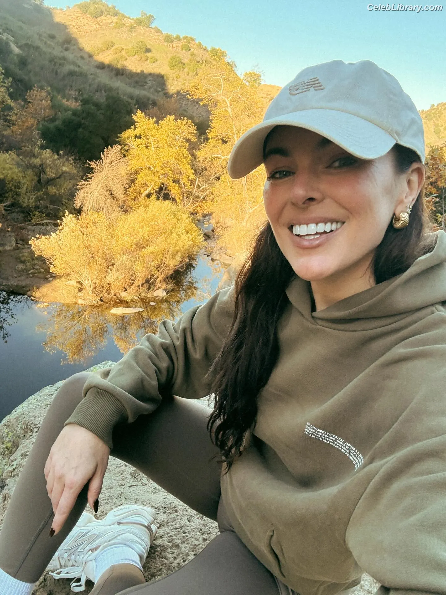 Serinda Swan photo 22 of 201