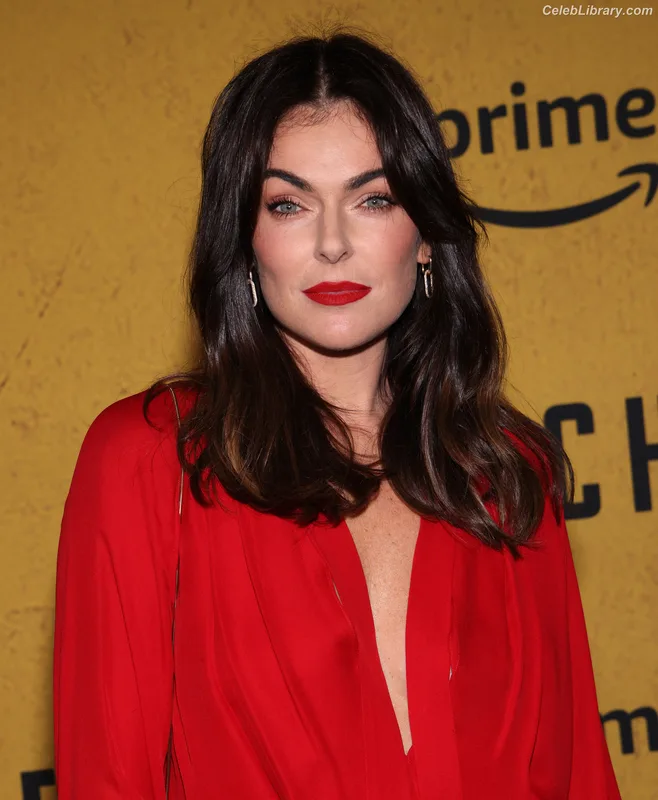 Serinda Swan photo 4 of 200
