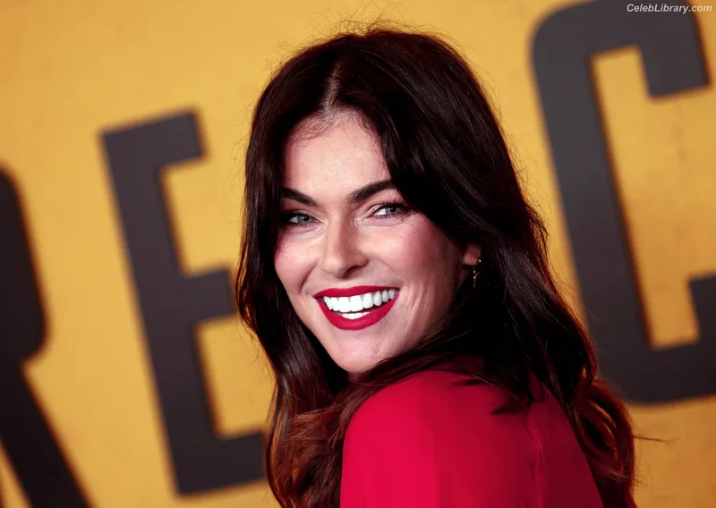 Serinda Swan photo 7 of 200
