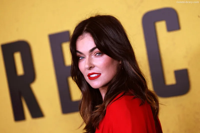 Serinda Swan photo 8 of 200