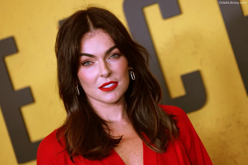 Serinda Swan photo 9 of 200
