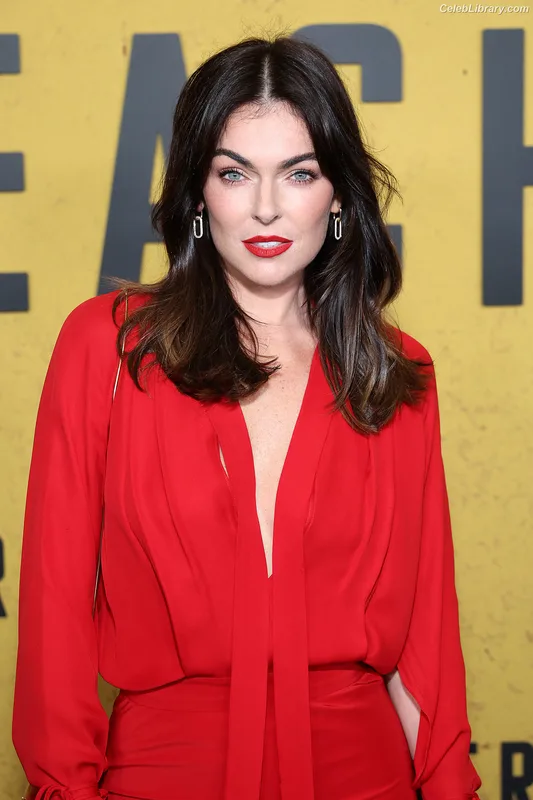 Serinda Swan photo 11 of 200