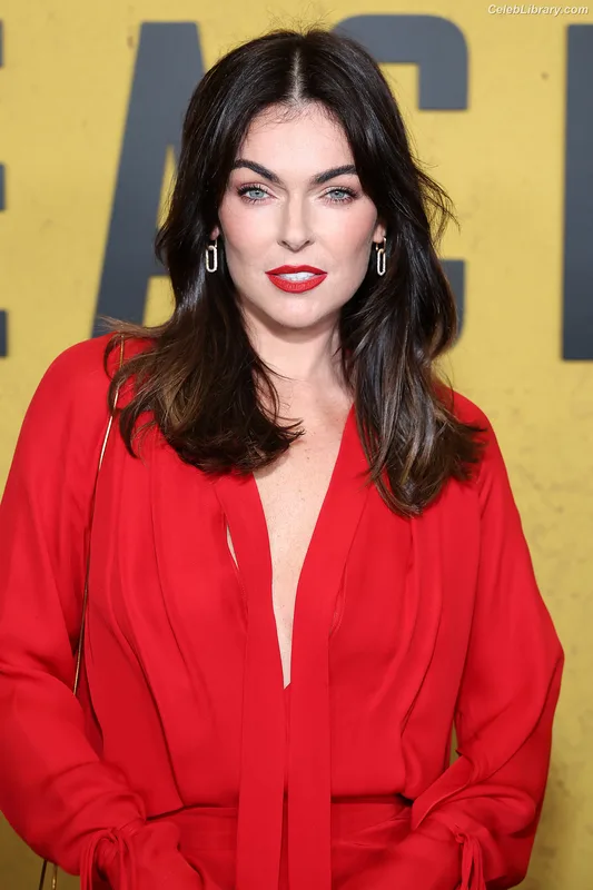 Serinda Swan photo 14 of 200