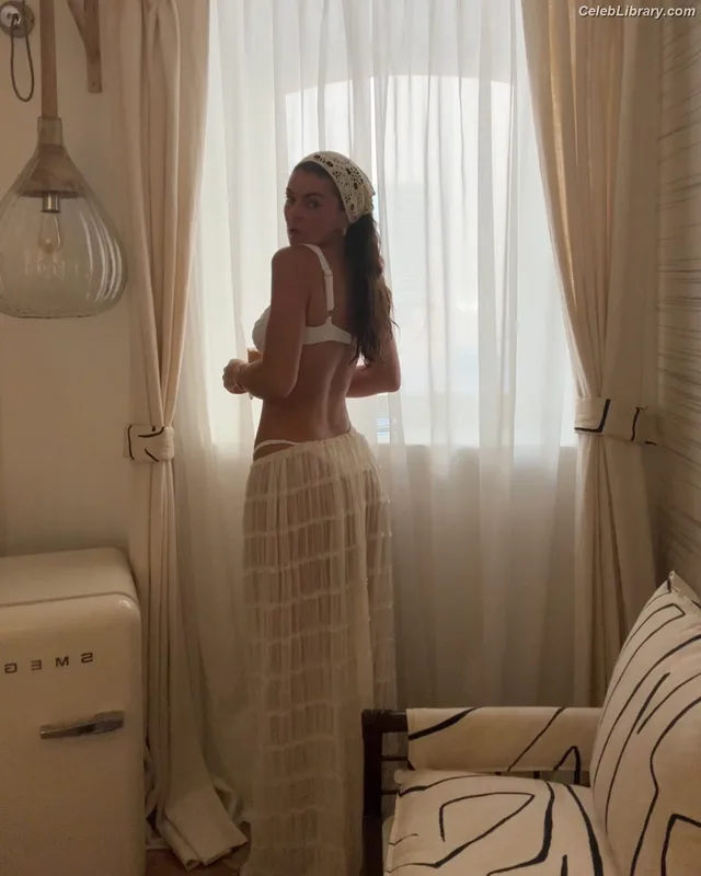 Serinda Swan photo 17 of 200