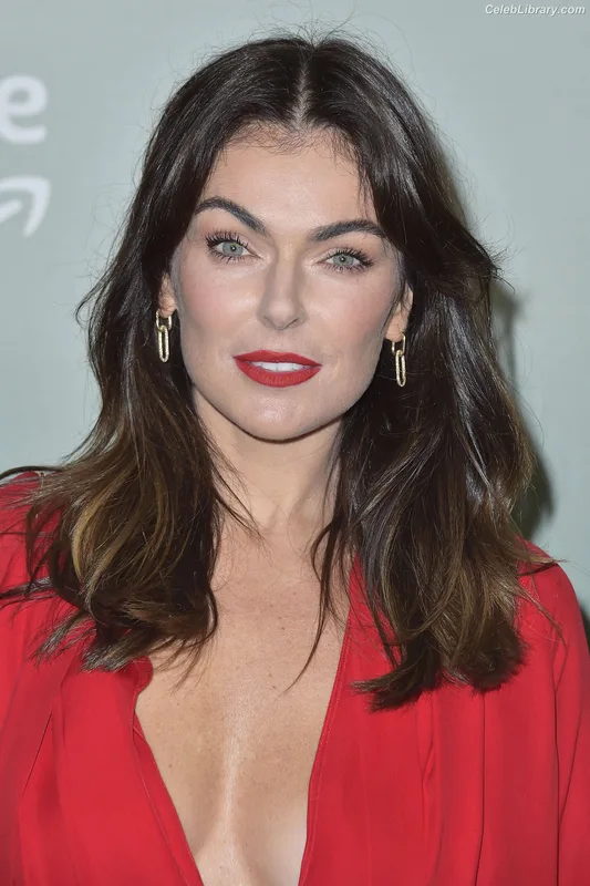 Serinda Swan photo 3 of 200