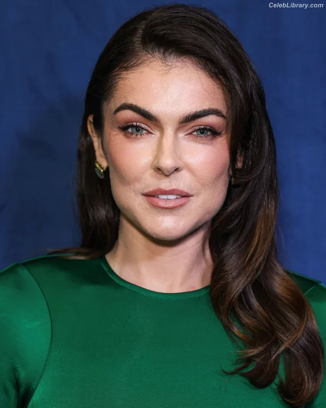 Serinda Swan photo 9 of 200