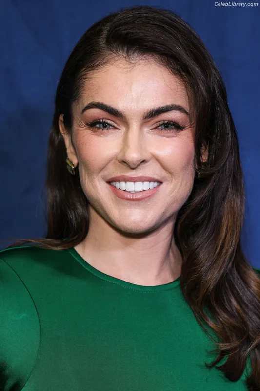 Serinda Swan photo 11 of 200