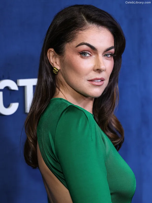 Serinda Swan photo 12 of 200