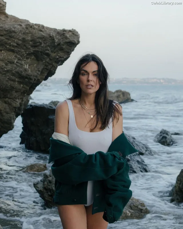 Serinda Swan photo 21 of 200