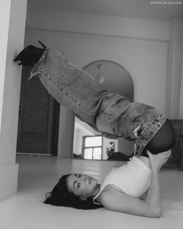 Serinda Swan photo 22 of 200