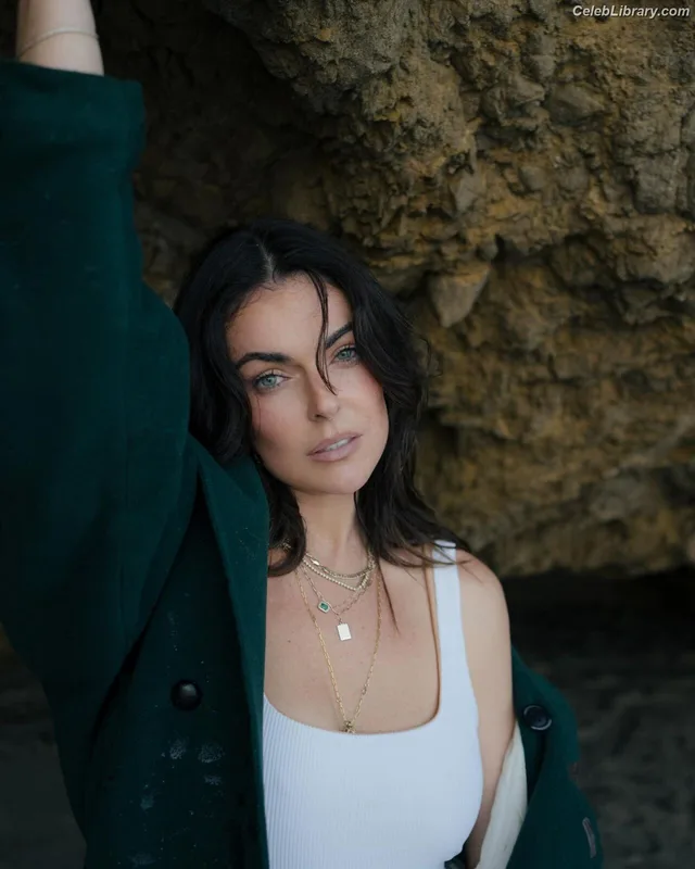 Serinda Swan photo 1 of 200