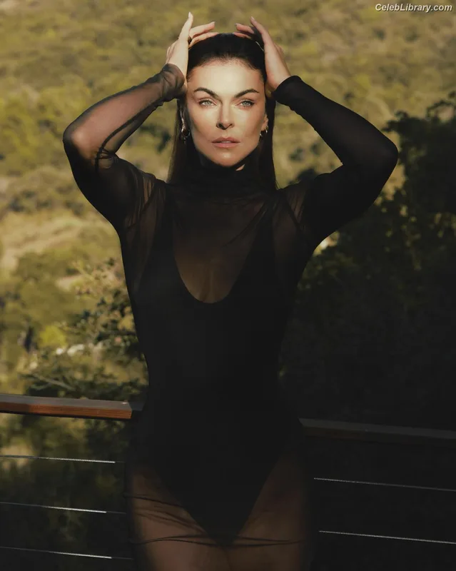 Serinda Swan photo 5 of 200