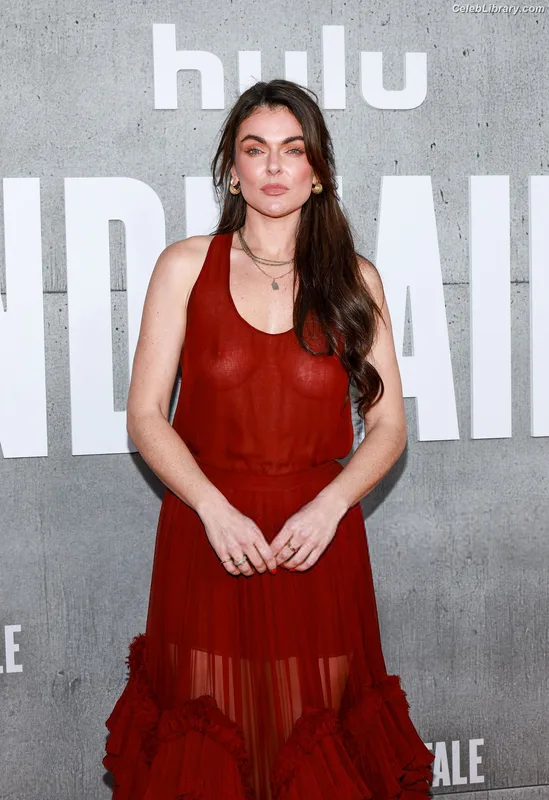 Serinda Swan photo 16 of 200