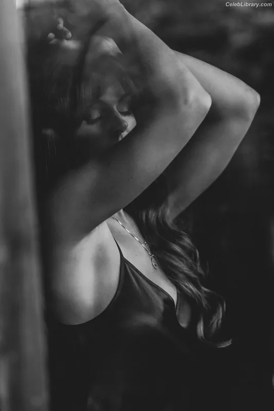 Serinda Swan photo 9 of 200